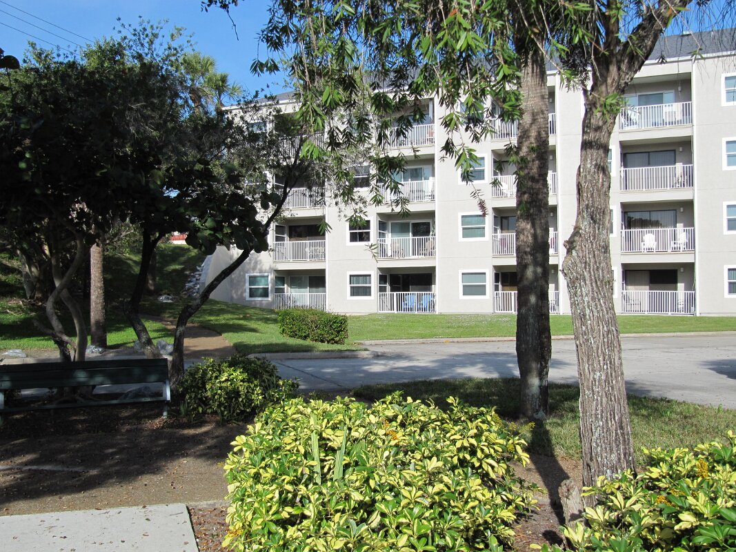 Melbourne_Harbor_Codomimiums_Unit_104_Blue_Chairs