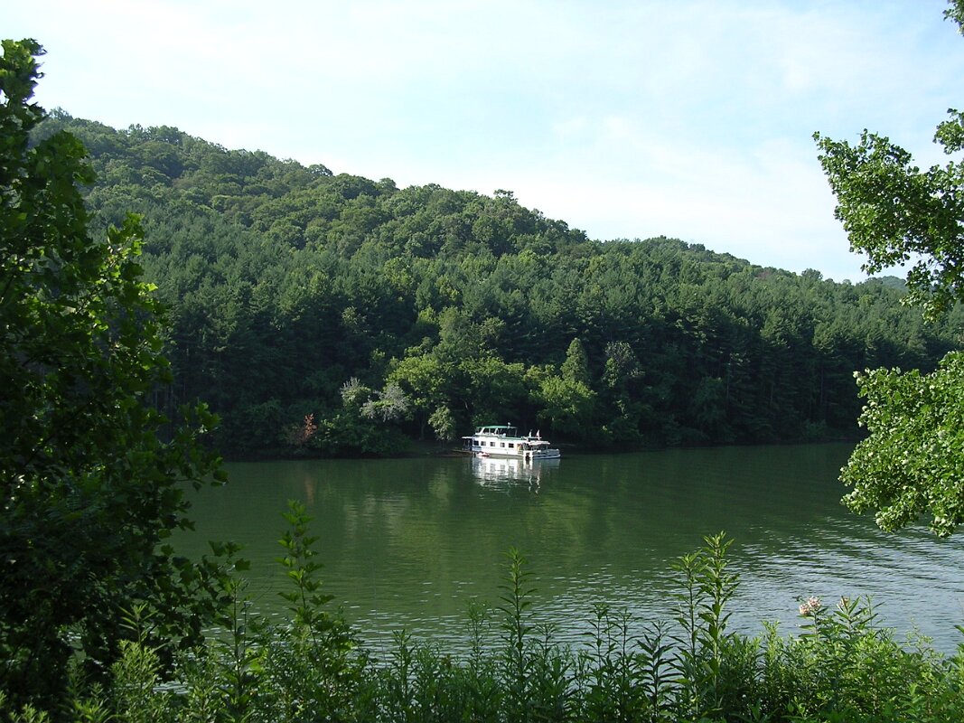 docked_houseboat_dewey_lake_ky